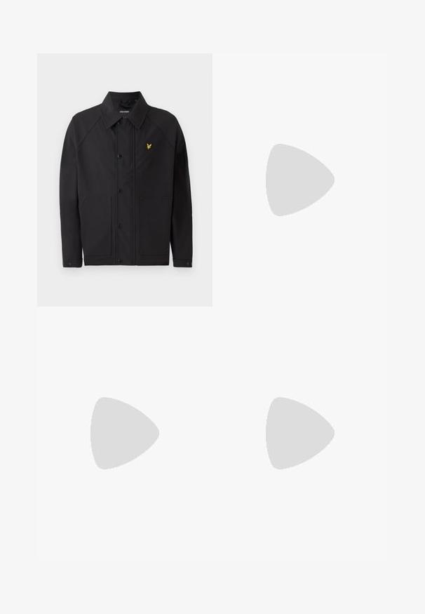 Veste noire avec un col structuré, deux poches avant et un petit logo d'aigle jaune. Fabriquée en tissu lisse et léger.; T-shirt en coton blanc à manches courtes, avec un logo Calvin Klein en relief au centre. Design classique à col rond. Texture lisse.; Pantalon noir en tissu lisse, avec une coupe droite, une fermeture à bouton sur le devant et des poches latérales.; Baskets en cuir noir avec une finition texturée, bout rond, semelle en caoutchouc blanche et un accent beige au niveau du talon. Présente des lacets noirs et un détail de logo.