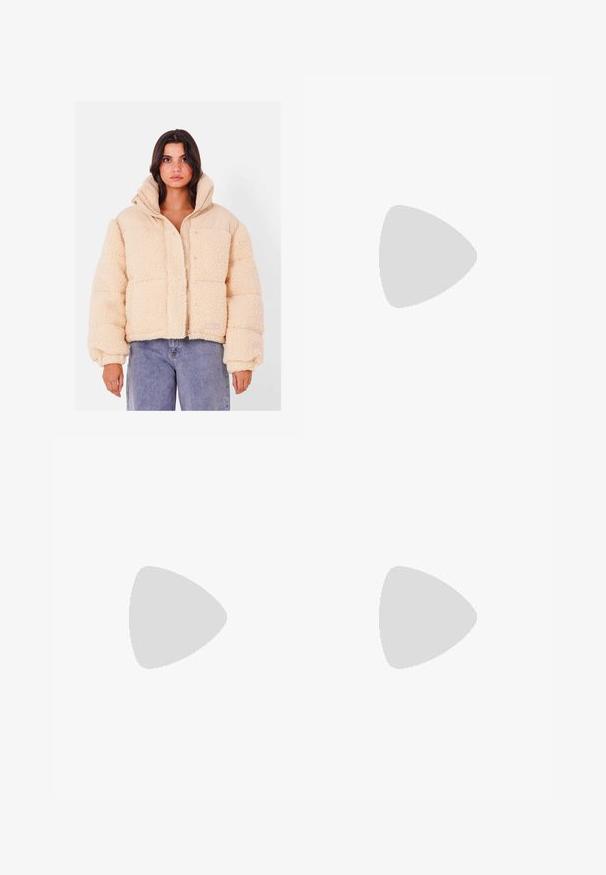 Beige cropped pufferjakke lavet af fluffy sherpa materiale, med en solid tan farve øverst, lynlås lukning og elastiske ærmekanter.; Hvid bomulds T-shirt med rund halsudskæring og korte ærmer. Enkel design, glat tekstur, ingen mønstre eller detaljer.; Beige bukser lavet af letvægtsstof, med snørre i kanten og parret med beige sneakers med hvide striber.; Sportsko med en overdel i hvid læder, grå ruskind på tåen og tre sorte striber. Har et blåt logo på tungen og en struktureret gummisål.; Runde, skildpaddefarvede solbriller med gradientbrune linser, guld accenter på stængerne og en slank, letvægtsramme.