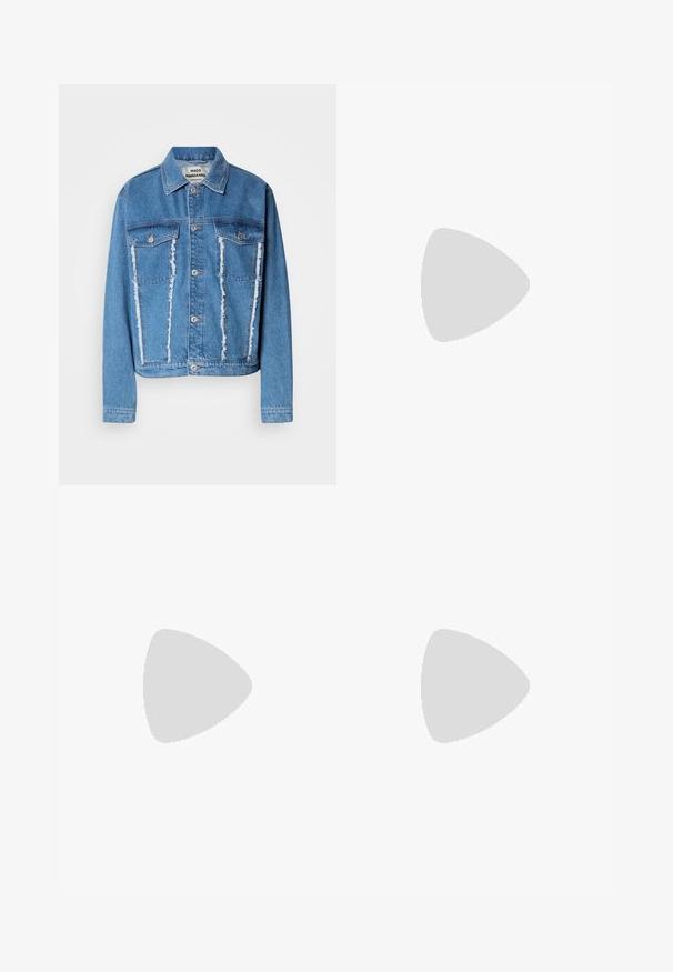 Giacca di jeans in blu chiaro, con colletto classico, parte anteriore rovinata, due tasche sul petto e bottoni argentati. Maniche lunghe.; T-shirt bianco a maniche corte realizzato in cotone. Presenta un colletto rotondo e una texture liscia, con cuciture minime visibili all'orlo.; Pantaloni a gamba larga blu navy realizzati in tessuto morbido, con vita elastica e coulisse e dettaglio del logo sulla coscia sinistra.; Sneaker bianco e beige con tomaia liscia e accenti in suede, suola textured e cuciture tono su tono. Chiusura a lacci con dettaglio del logo.