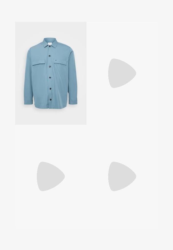 Camicia azzurra chiara con due taschini sul petto, bottoni neri e una texture liscia. Presenta un colletto e maniche lunghe.; Due magliette polo nere, con maniche corte, in cotone, con colletto classico, pattina a due bottoni e dettagli a righe bianche all'interno del colletto.; Pantaloni in denim nero con taglio dritto, design a cinque tasche e chiusura frontale con bottone. Tessuto liscio con dettagli di cucitura minimi.; Scarpa nera in pelle con inserto scivolare, superiore liscio, dettagli cuciti, punta arrotondata e tacco in gomma basso. La suola presenta un battistrada minimale.