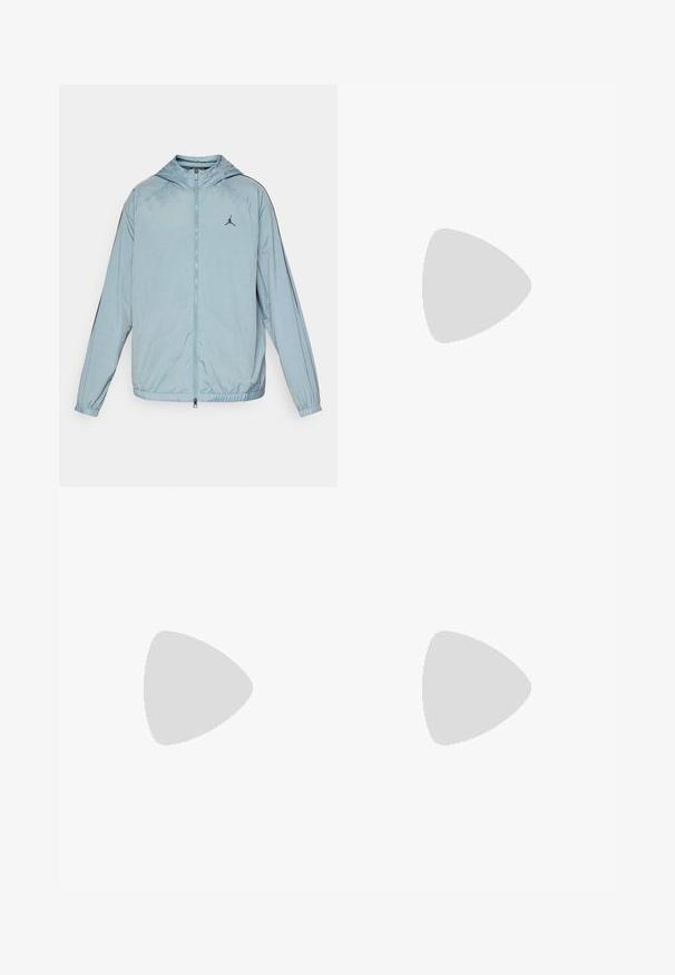 Lys blå vindjakke lavet af glat, let materiale. Har en hætte, fuld længde lynlås og et sort logo på brystet.; Sort bomulds t-shirt med korte ærmer, rund hals, med et hvidt Jumpman-logo på brystet og en glat, let tekstur.; Lyseblå atletiske joggers med elastisk talje, sidelommer og reflekterende prikker på underbenene.; Hvide lædersneakers med perforeringer, rund tå, flad sål og tykke snørebånd, med et synligt swoosh-logo og "AIR" på hælen.