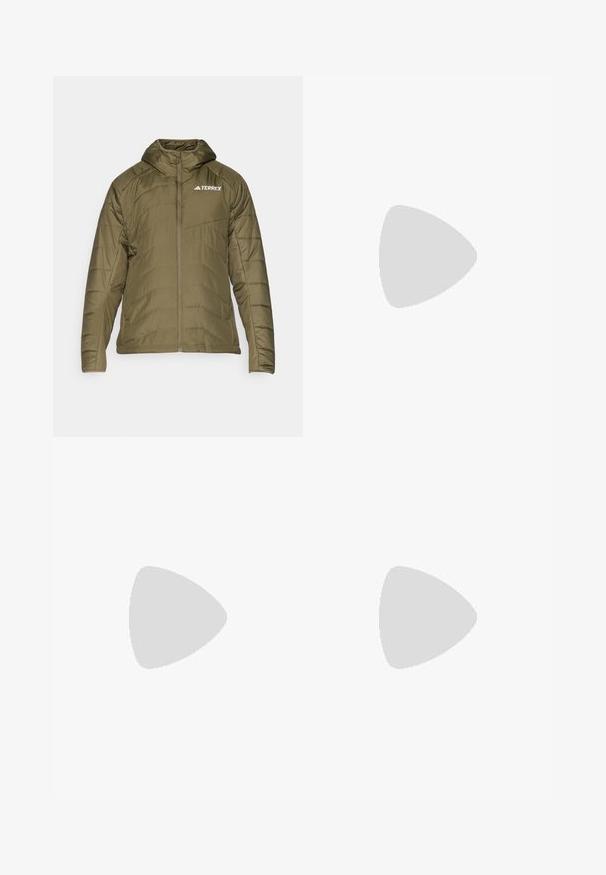 Oliven grøn isoleret jakke med hætte, med lynlås foran, quiltet design og hvid "TERREX"-logo på venstre bryst.; Sort kortærmet t-shirt lavet af let stof, med et lys gråt "TERREX" logo på tværs af brystet og rund halsudskæring.; Sorte træningsbukser med elastisk talje, to lynlåslommer på siden og et logo på den øverste højre lår. Glat, letvægtsmateriale.; Grå klatresko med en tekstureret overdel, sort gummitåkappe, tre mørke striber og et lille rødt accent på sålen.