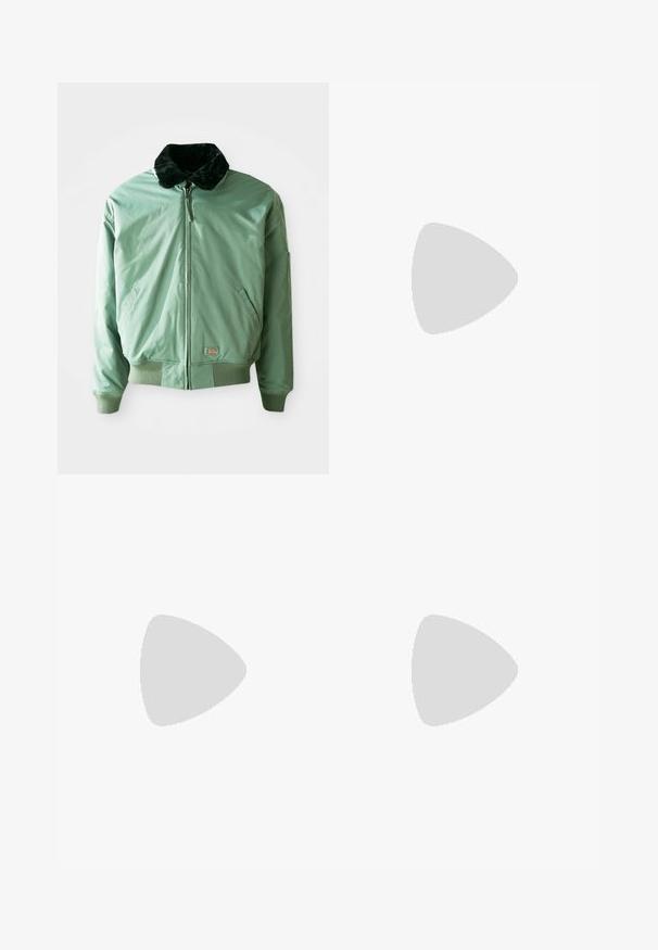 Groene bomberjack met een zwart nepmoffelkragen, ritssluiting, geribde manchetten en tailleband, en zijzakken. Glad, glanzend materiaal.; Witte katoenen t-shirt met korte mouwen, met een klein zwart logo op de borst en een label in de linkerbenedenhoek.; Zwarte, elastiche sweatpants met een losse pasvorm, manchetten aan de enkels, een zachte textuur en zonder zichtbare patronen of hardwareaccenten.; Lichtblauwe sneakers met tan kleurige zolen, uitgerust met opvallende turquoise veters en gele accenten. Textuurmaterialen en zichtbare luchtkussens.