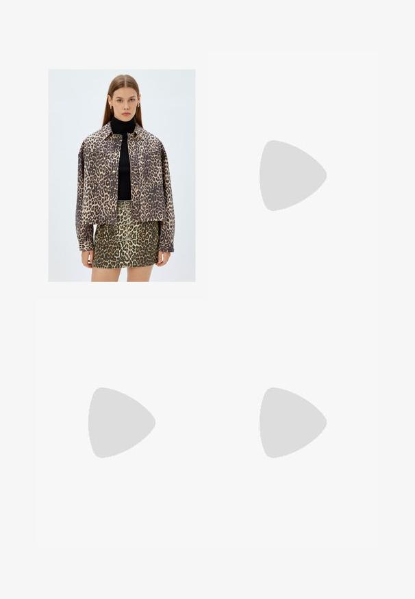 Leopardmönstrad denimjacka med en svart polotröja och en matchande leopardmönstrad kjol. Mjuk textur, oversized passform, tryckknäppt stängning.; Svart oversized T-shirt med korta ärmar, rundad halsringning och rak nederkant. Tillverkad av mjuk bomull med en slät yta. Endast bakvy.; Svarta vida denimbyxor med hög midja, med fram- och bakfickor, sydda sömmar och knappstängning. Slät textur.; Svart glidsandal med två guldfärgad spännen, slät textur av material, platt sula och en minimalistisk design.; Svart lackläderhandväska med en rundad form, en axelrem, framfickor och detaljer i silverfärg.
