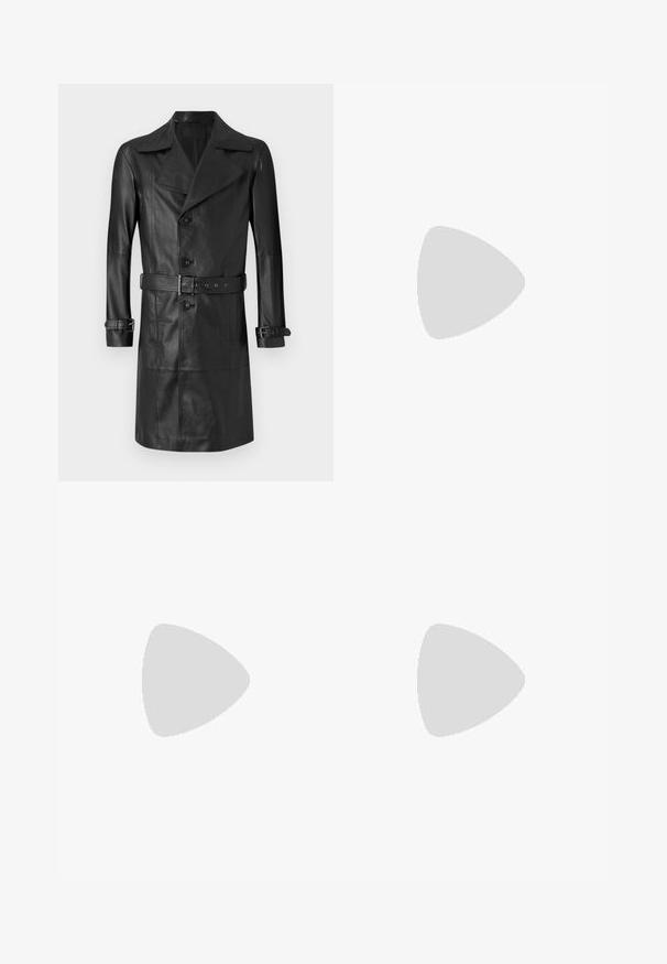 Capa de trench coat de couro preto com frente de duplo fecho, grande colarinho, cintura cingida e tiras nas mangas. Textura suave, design até ao joelho.; T-shirt de algodão azul marinho com mangas curtas, decote redondo e detalhes de costura minimalistas. Design simples, sem padrões ou acentos visíveis.; Filippa K WIDE TROUSERS - Calças - driftwood; Sapatilha de couro preta com biqueira arredondada, detalhes cosidos discretos e um salto baixo, apresentando uma textura suave e um design minimalista.