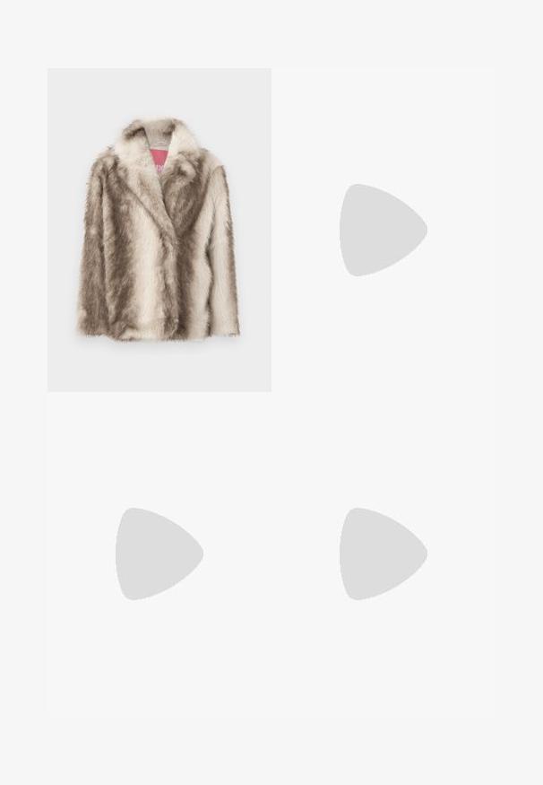 Faux fur-kappa i beige och brunt, med en sjalkrage, långa ärmar och en mjuk textur. Fodrad med en rosa insida.; Vit kabelstickad turtleneck-tröja med en kortad siluett, som har ribbade muddar och nederkant. Mjuk textur med en mysig, tjock design.; Svarta leggings av ett slätt, stretchigt tyg. Har en bred midja och design med avsmalnande ben, lämpliga för aktiv eller avslappnad användning.; Silverfärgad vattentät stövel med rundad form, texturerad yta och grå snören. Har en framträdande "MOON BOOT"-logotyp på den övre sektionen.