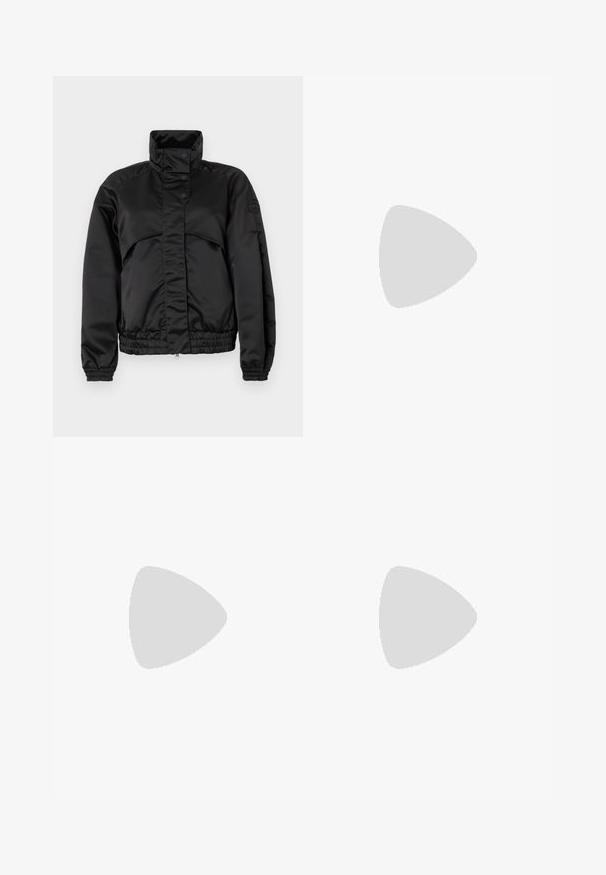 Giacca nera imbottita con colletto alto, bottoni a pressione, polsini elastici e orlo aderente. Texture liscia e design minimalista.; T-shirt bianco in cotone con colletto rotondo, maniche corte e un piccolo logo nero "Calvin Klein" sul petto. Design semplice, senza motivi.; Pantaloni neri a gamba larga con una texture liscia, dotati di una vita elastica con l'etichetta "Calvin Klein" in testo bianco. Design minimalista.; Scarpa slingback nera con punta affilata e tacco basso, realizzata in pelle liscia e con un design a taglio laterale per favorire la traspirabilità.