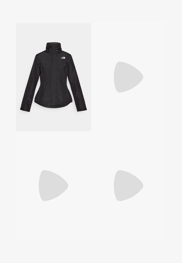 Črna vodoodporna jakna z visokim ovratnikom, dvema sprednjima žepekoma z zadrgo in logotipom na zgornji levi strani. Ima obliko z zategnjenim pasom.; Črna majica z dolgimi rokavi iz bombaža z okroglo izrezom. Ima majhen bel logotip na levem prsnem delu. Enostaven dizajn in prileganje.; Črne najlon hlače z zipom, ki se lahko odstranijo, s prilagodljivimi manšetami, več žepi in logotipom na desni nogi. Gladka, lahka tekstura.; Bež in krem športni čevlji z teksturiranim mrežastim zgornjim delom, podpornimi prekrivali in gumijastim podplatom z vzorcem za oprijem.