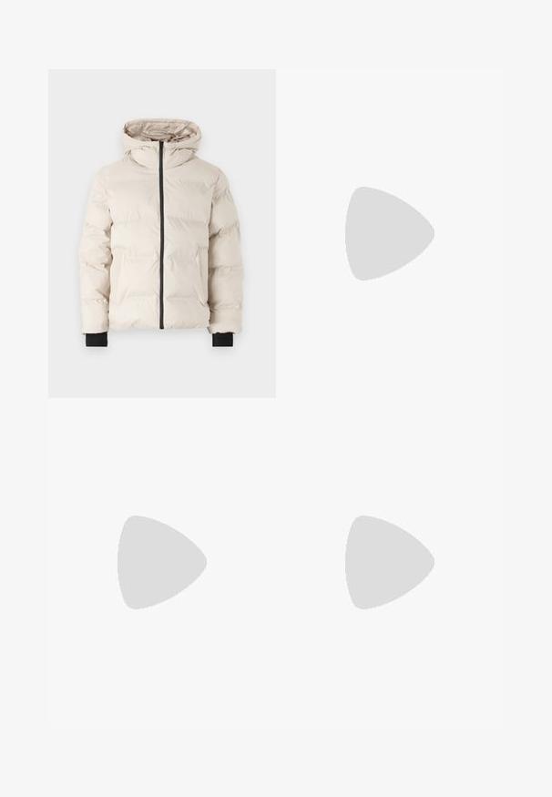 Jack & Jones JJPAYNE PUFFER JACKET - Zimska jakna - moonbeam; Crni kratki rukav majica od rebraste tkanine, s okruglim izrezom i jednostavnim, kutnim siluetom.; Crne traper hlače s ravnim krojem, dizajnom s pet džepova i prednjim kopčanjem na dugme. Glatka tekstura s minimalnim detaljima šivanja.; Pier One UNISEX - Tenisice - black