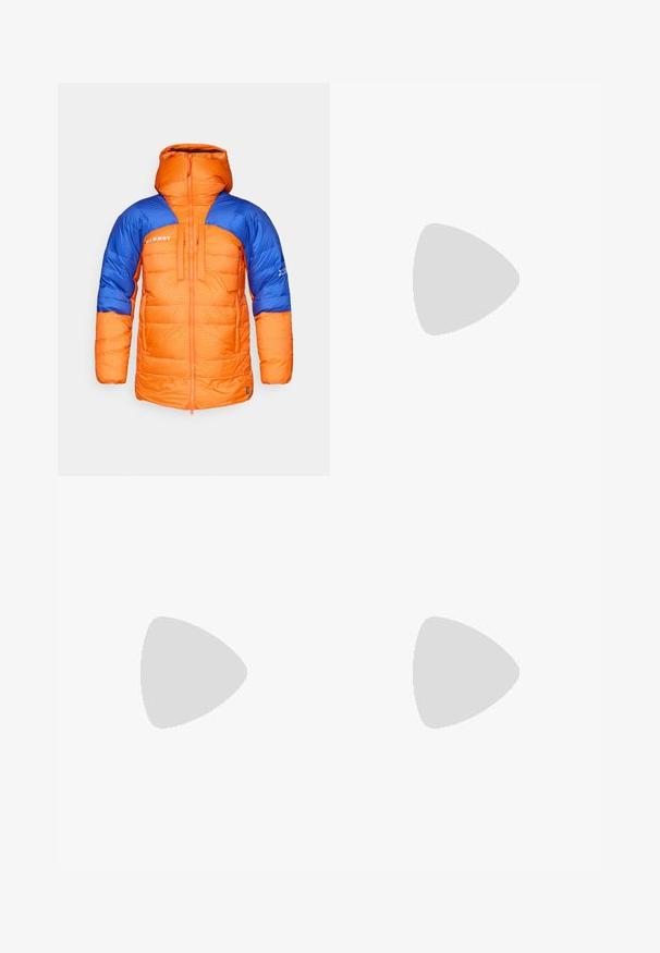 Chaquetón acolchado con paneles naranjas y azules, que presenta un alto cuello, patrón de cuadrícula y cierre frontal con cremallera. Logotipo destacado de la marca en el pecho.; Camiseta negra de manga corta, hecha de algodón, con un cuello redondo y un pequeño logo blanco en la parte superior izquierda del pecho.; Pantalones deportivos negros hechos de un tejido ligero, con una cinturilla ajustable, bolsillos laterales y puños ajustados en los tobillos.; Zapatilla de trail running negra con upper texturizado, suela de goma y puntera reforzada. Presenta un collar acolchado y una lengüeta para poner y quitar fácilmente.