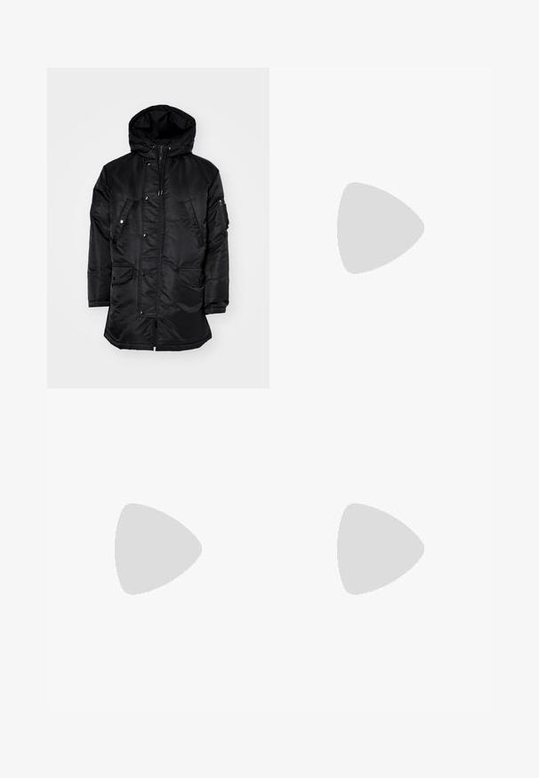 Theory AERO - Manteau en duvet - black; T-shirt noir à manches courtes en coton, avec un col rond et un logo "BOSS" brodé de couleurs contrastées sur la poitrine.; Pantalons de jogging noirs en tissu lisse. Dotés d'une taille élastique avec cordon de serrage, jambes fuselées, et sans poches visibles. Design simple.; Chaussures noires en cuir avec des orteils arrondis et de fines lacets, portées avec un pantalon noir. Design minimaliste avec un petit talon et une texture lisse.