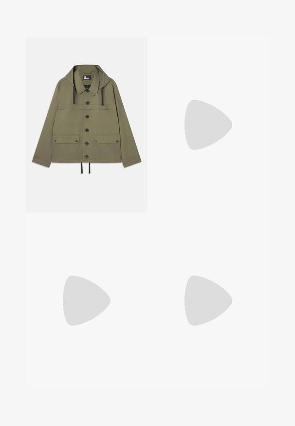 Olivgrüne Jacke mit Kapuze, Knopfverschluss, zwei Brusttaschen und Kordelzugsaum. Hergestellt aus glattem Stoff mit schwarzen Hardware-Akzenten.; Weißes Langarm-Hemd mit Knöpfen aus Baumwolle, ausgestattet mit einer Brusttasche mit tonalem Stickerei, einem Kragen und Knopfmanschetten.; Braune, hochtaillierte Hose aus strukturiertem Stoff. Mit weitem Bein und zwei vorderen Bügelfalten für zusätzliche Form. Saubere Verarbeitung ohne sichtbare Hardware.; Schwarze Lederloafers mit glatter Textur, rundem Zehenbereich und einem dekorativen Riemen über dem Vorderfuß. Niedriger, gestapelter Absatz, minimalistisches Design.; Schwarze Stofftote mit schwarzen Ledergriffen. Einfaches Design, geräumiger Körper und glatte Textur. Keine sichtbaren Logos oder Muster.