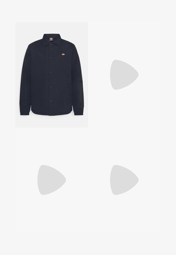 Dickies OAKPORT COACH - Let jakke / Sommerjakker - black; Urban Classics TALL TEE - T-shirts basic - white; Grå plisserede bukser med en afslappet pasform, lavet af et letvægtsstof. Har forlommer og en knaplukning i taljen.; Emporio Armani ICON - Sneakers - white