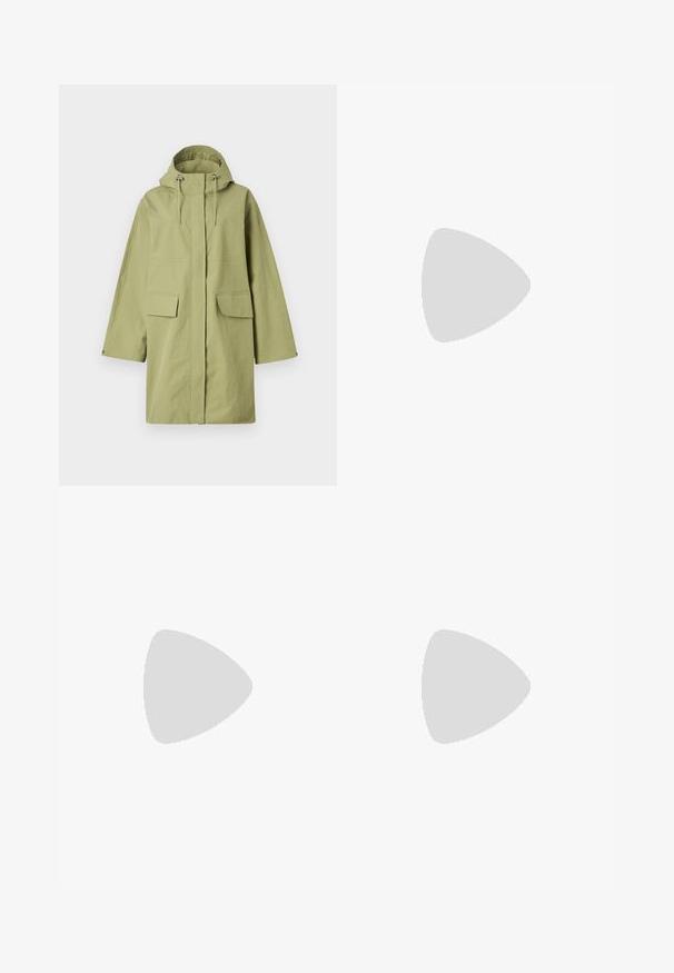 Manteau imperméable vert clair avec capuche, doté de deux poches avant, d'une coupe droite et de cordons de serrage ajustables. Texture lisse.; T-shirt noir oversize avec un graphique d'un ours et le texte « PAS MIGNON MAIS SAUVAGE » en lettres blanches, en gras. Matériau en coton.; Jeans en denim bleu clair à taille haute. Présentent des jambes larges, deux zones déchirées aux genoux et un style classique à cinq poches.; Baskets montantes en toile blanche avec semelle en caoutchouc noir, capuchon en caoutchouc à l'avant, et six œillets pour les lacets, présentant un design épuré et minimaliste.
