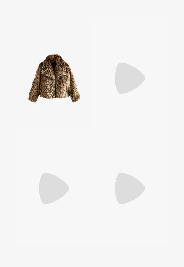 Leopardenmuster-Faux-Fur-Jacke, cropped Design, weicher Stoff, breiter Kragen, mit braunen und schwarzen Farbtönen in kontrastierenden Mustern.; Dunkelgraues, tailliertes Tanktop mit rundem Ausschnitt und ärmellosem Design, aus glattem, dehnbarem Stoff gefertigt. Keine sichtbaren Muster oder Akzente.; Braune weite Hosen mit glatter Textur, ausgestattet mit einem schwarzen Gürtel in der Taille und seitlichen Taschen. Maßgeschneiderter Schnitt und lockere Passform.; Braune Wildleder-Pumps mit offenem Zeh, verstellbarem Knöchelriemen und gestreiftem Plateausohlen.; Schwarze rechteckige Sonnenbrille mit dunklen Gläsern, glattem Kunststoffrahmen und gebogenen Bügeln. Das Design ist klobig mit einer minimalistischen Ästhetik.