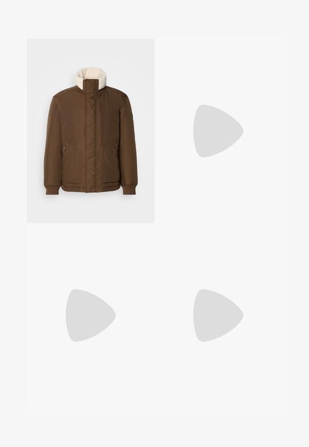 Brun isoleret jakke med høj krave, blød cremefarvet foring, ribbede manchetter og to sidelommer. Glat tekstur og moderne design.; Sort kortærmet T-shirt lavet af en glat bomuldsblanding, med en rund halsudskæring og et minimalistisk design uden mønstre eller accenter.; Sorte bukser med plisseret design, bred benform og en glat tekstur. Har et rødt taljetag.; Sort lavt top lædersneaker med sorte snørebånd og off-white sål vist i sideprofil på hvid baggrund.