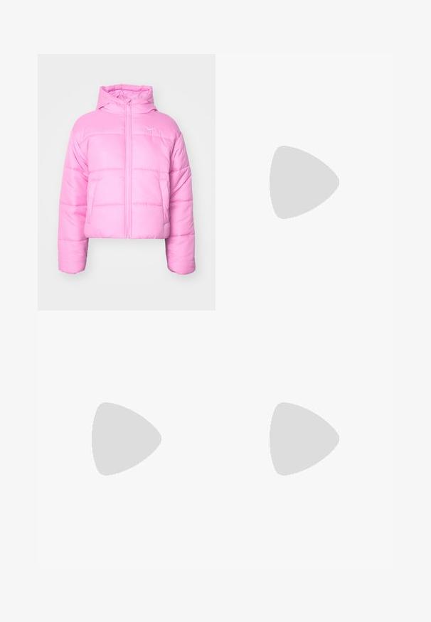 Nike Sportswear Zimní bunda - beyond pink/white; Zkrácený svetr z krémové látky, který má vysoký límec, poloviční zip, elastický spodní lem a manžety, hladkou texturu a minimalistický design.; Bílé široké džíny z denimu s vysokým pasem, které mají pět kapes a kovové ozdoby. Hladký povrch, bez viditelných vzorů.; Růžové a bílé tenisky Nike vyrobené z kůže a síťoviny, s kontrastními designy, kulatou špičkou a odpovídajícími růžovými tkaničkami a akcenty.