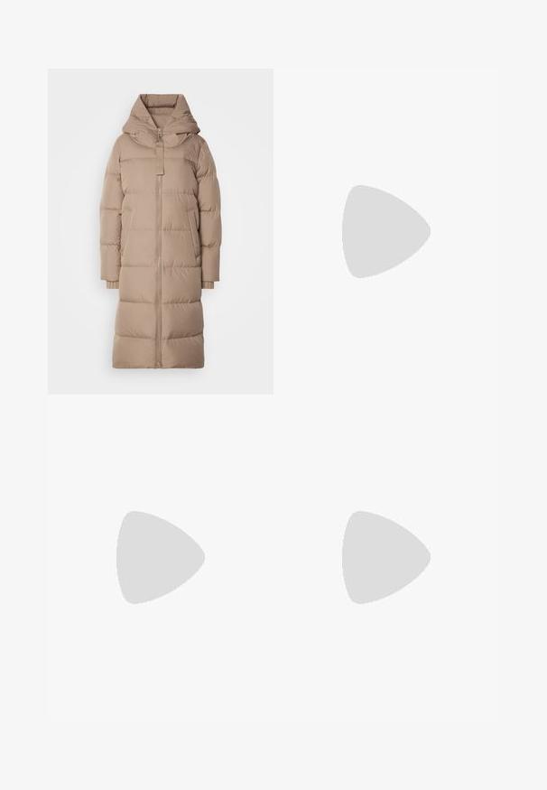 Marc O'Polo PUFFER COAT WITH HOOD SIDE SLITS WITH ZIPPER WELT POCKETS BACKPACK BELTS - Dūnu mētelis - soft mocca; Balta īsām piedurknēm blūze ar noapaļotu kakla izgriezumu un auklas detaļu jostasvietā, kurai ir gluda, maiga tekstūra.; Baltas, pielāgots bikses ar taisnu kāju dizainu, ar pogu aizdari, jostu cilpām un sānu kabatām; gluda auduma tekstūra.; Bālti rozā siksniņu dzīvokļi ar smailu purngalu, izgatavoti no gludas ādas līdzīgās materiāla. Iezīmē izgriezumu detaļas sānos un platu papēdi.