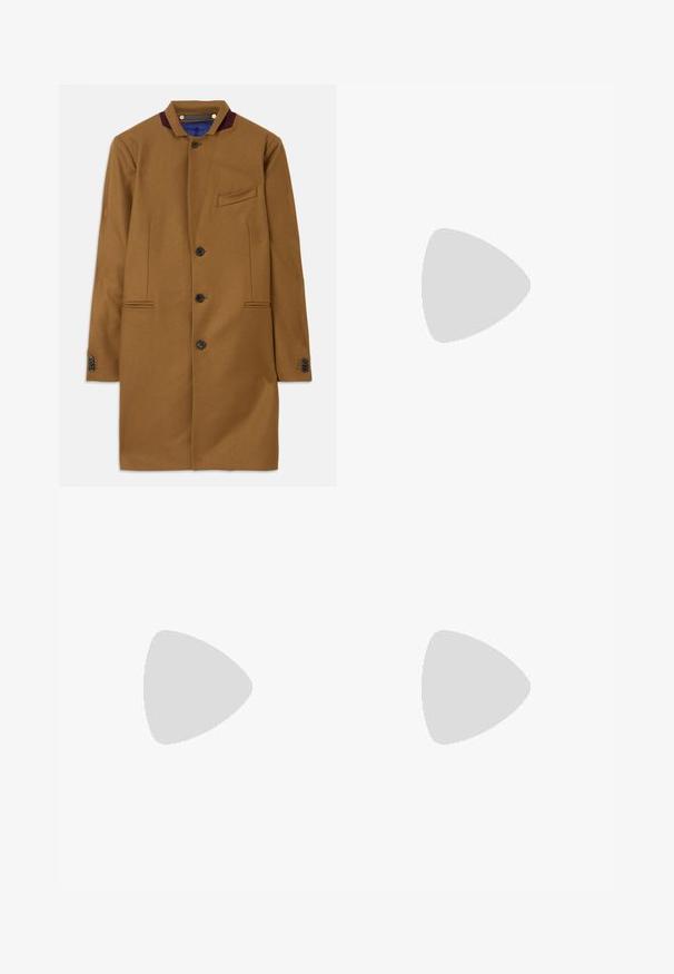 Palton din lână maro, cu croială dreaptă, două buzunare frontale, cinci butoane negre și un accent de guler bordou. Prezintă un material texturat.; rag & bone AULTON TEE - Tricou basic - ivory; rag & bone BAGGY - Blugi largi - white; Mocasini din piele neagră cu o textură netedă, vârf rotund și o curea decorativă peste partea superioară. Toc mic, design minimalist.; Geantă crossbody cu un model negru și gri, având un design geometric, închidere cu fermoar și un accent din metal argintiu. Include o curea ajustabilă.