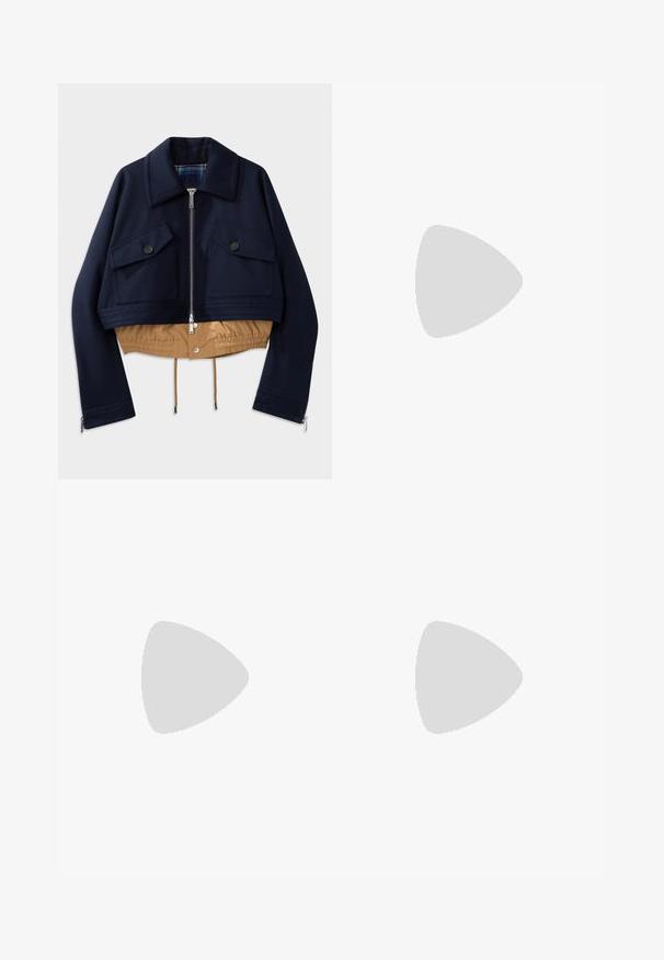 Marineblauwe cropped jas met een puntkraag, twee borstzakken met knoopsluiting en een tan elastische zoom en voering. Beschikt over zijritsen.; Zwarte langärmelige turtleneck top van soepel stof, met een gerimpelde hals en een aansluitende silhouet met eenvoudige randen.; Zwarte, glanzende shorts van synthetisch materiaal. Heeft een aansluitende taille, riemlussen en voorzakken met opvallende stikseldetails.; Paul Smith TOPANGA - Ballerina's - black; Zwarte lederen handtas met een gebogen ontwerp, voorzien van zilveren studs, een gesp en twee zijvakken. Verstelbare schouderband voor verschillende draagmogelijkheden.