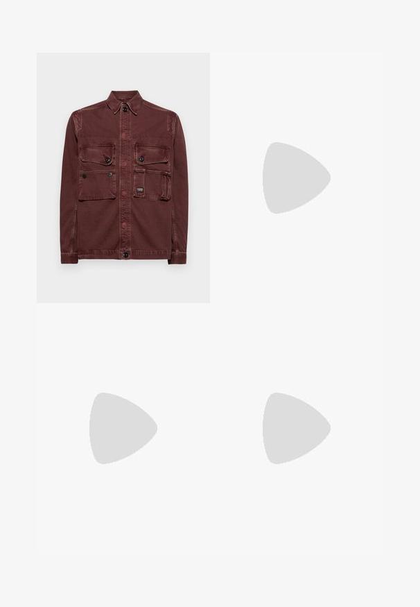 G-STAR UTILITY OVERSHIRT - Chaqueta vaquera - faded autumn leaves; Camiseta de algodón negra con mangas cortas, cuello redondo y un pequeño logo blanco de Nike en la parte superior del lado izquierdo del pecho. Textura suave. Corte clásico.; Pantalones de chándal negros hechos de una tela suave, con cintura elástica, cordón y un pequeño logo de Nike en el muslo izquierdo.; Zapatillas deportivas negras con tejido texturizado y suelas de goma, con cordones elásticos y un acento azul en el talón. Combinadas con pantalones de mezclilla claros.