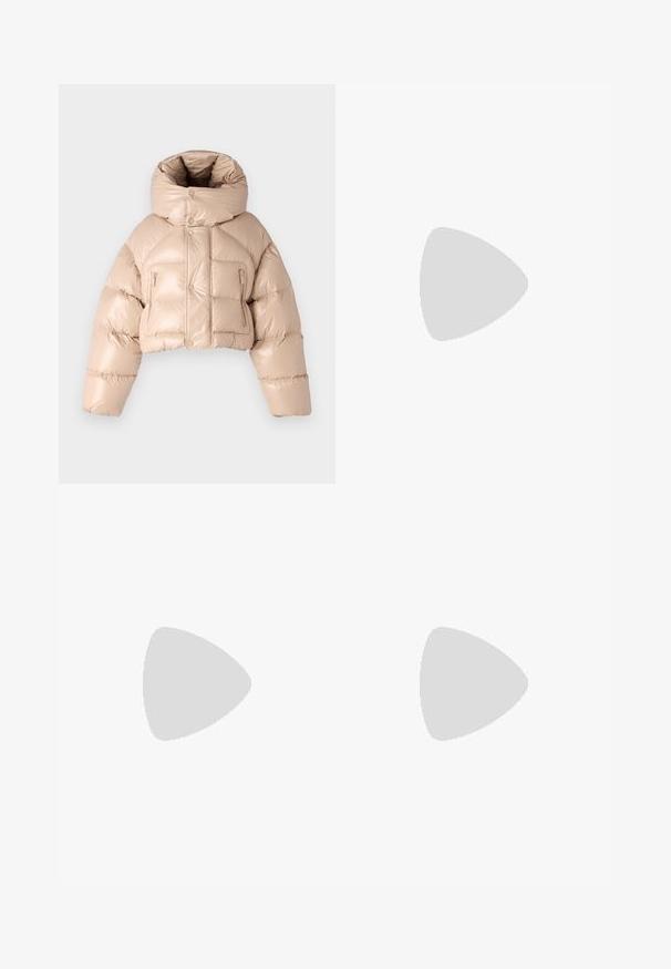 DSQUARED2 ICON PUFFER KABAN - Doudoune - beige; Pull léger beige en tricot doux, avec un col rond, des manches longues et un logo noir brodé avec le texte "Moschino Jeans."; Pantalons de survêtement beige avec des poignets et une taille élastiques. Dotés d'un logo imprimé noir "MOSCHINO 86 ❤ 23 JEANS" sur la cuisse gauche. Texture douce.; Ballerines en cuir noir avec un bout rond, texture lisse, détails de couture minimalistes et design de semelle flexible.