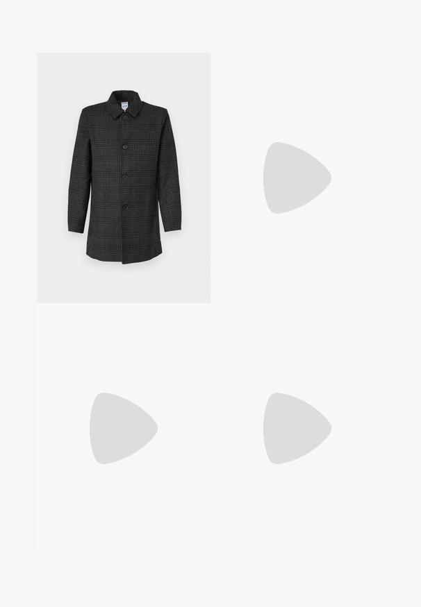 Schwarzer karierten Mantel mit Kragen und fünf Knöpfen vorne. Lange Ärmel, gerader Schnitt und weicher, strukturierter Stoff.; Schwarzes Kurzarm-T-Shirt aus strukturiertem Stoff, mit einem Rundhalsausschnitt und einer lockeren Passform. Einfach, ohne Muster oder Akzente.; Schwarze Hose mit einem elastischen Bund und einem geraden Bein Design. Der Stoff wirkt glatt mit einer matten Textur, ohne sichtbare Muster.; Schwarze Leder-Sneaker mit runder Zehenpartie und weißer Gummisohle. Verfügt über flache Schnürsenkel und minimale Nähte im Obermaterial. Strukturiertes Sohlenprofil für besseren Halt.