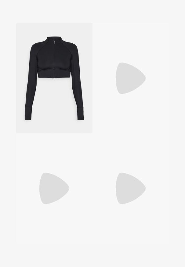 Sort cropped jakke lavet af strækbart materiale, med høj krave, lange ærmer, hel lynlås foran og flade sømme.; Blå ærmeløs top lavet af blødt materiale har et snoet design nederst, rund halsudskæring og flade sømme for komfort.; Sorte leggings lavet af strækbart stof, med en høj talje, glat tekstur og en kropsnær pasform. Ingen synlige mønstre eller hardware.; Lyserød løbesko med en tekstureret mesh-overdel, hvide detaljer og en polstret sål mærket "FuelCell." Har et slankt, moderne design.