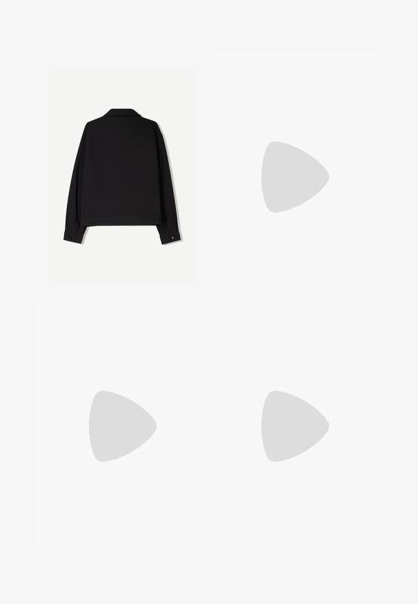 Svart tygjacka med långa ärmar, krage och knappade manschetter. Har en enfärgad design och en rak skärning.; Svart kortärmad t-shirt med rund halsringning, tillverkad av mjukt tyg, med en ledig, boxig passform och minimalistisk design.; Svarta, vida byxor i lätt tyg. Har en elastisk midja och en mjuk textur. Inga synliga mönster eller detaljer.; Svarta läder slip-on skor med rund tå och tjock strukturerad gummisula. Har subtila sömmar och elastiska detaljer vid kragen.