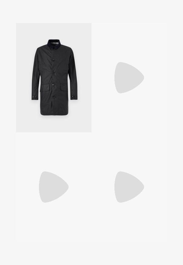 Kere mustriga must pikkade varrukatega mantel, mis on valmistatud vastupidavast kangast, sisaldab nööpidega esist, kahte esist taskut ja kontrastset krae.; BOSS TEE - Lihtne T-särk - open white; Beesidised puuvillased püksid sirge jala lõikega, mis on varustatud nööpkinnituse ja ees olevate voltidega, et lisada detaili.; Calvin Klein HYBRID CUP - Jalga libistatavad jalanõud - triple black