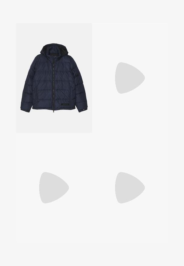 ASPESI GIUB POCOELASTICO - Dunjakker - navy/navy; Kortærmet, let strikket polo i off-white med tekstureret mønster, ribbet krave og kantdetaljer. Designet til åndbarhed.; Tiger of Sweden TENSER - Bukser - pure decadence; The Antipode BROGUE - Loafers - black; Sølvarmbånd med et rundet perledesign, båret på et håndled mod en blå baggrund. Glat tekstur med poleret finish.