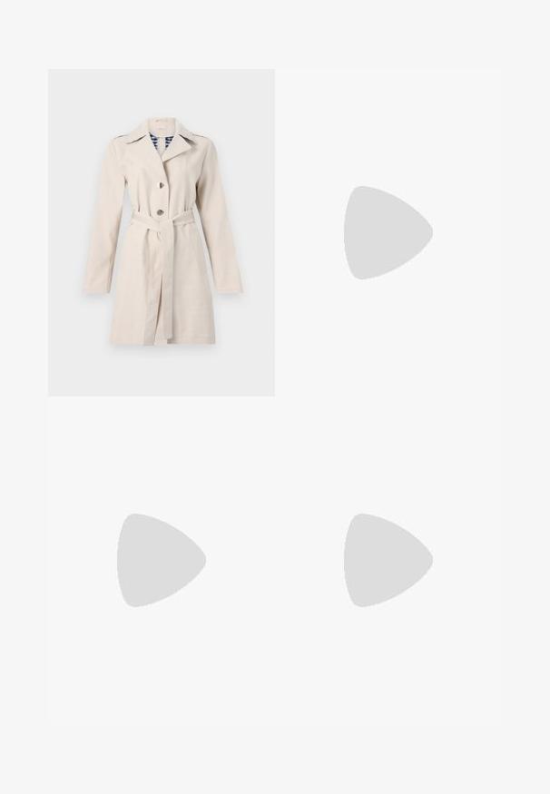 Trench coat bege com colarinho em bico, frente de duplo botão e cinto na cintura. Apresenta um forro de padrão xadrez e textura de tecido suave.; Top preto de manga longa com detalhe de tecido franzido na parte da frente e nos pulsos, feito de material suave e elástico com decote à barco.; Calças pretas com um design de perna reta, apresentando dois bolsos frontais e um cós. Feitas de um tecido leve e suave.; Bota de camurça preta até ao joelho com salto bloco, bico fino e design suave e sem costuras sobre um fundo claro.