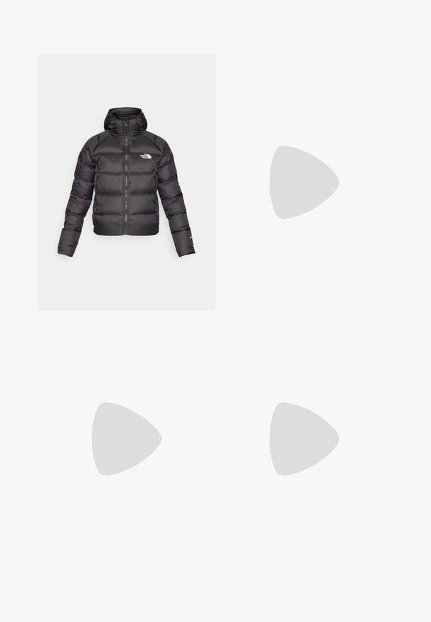 Mustapuff jacket, jossa on vetoketjullinen etuosa ja huppu. Varustettu tikatulla pinnalla, joustavilla hihansuilla ja logolla vasemmassa rinnassa. Kevyt eristys.; Valkoinen puuvillapaita, jossa on musta logo vasemmassa rinnassa ja harmaa graafinen kuvio alareunassa oikealla. Klassinen pyöreä kaula-aukko ja lyhyet hihat.; Musta vyötäröltä korkea legginsit, jotka on valmistettu joustavasta materiaalista. Ne ovat sileäpintaiset ja niissä on valkoinen logo, joka on printattu vasemmalle säärelle.; Mustat vaelluskengät, joissa on teksturoitu kangaspinta, nauhakiinnitys ja kestävä kumipohja. Korostettu heijastavilla yksityiskohdilla ja logoilla.
