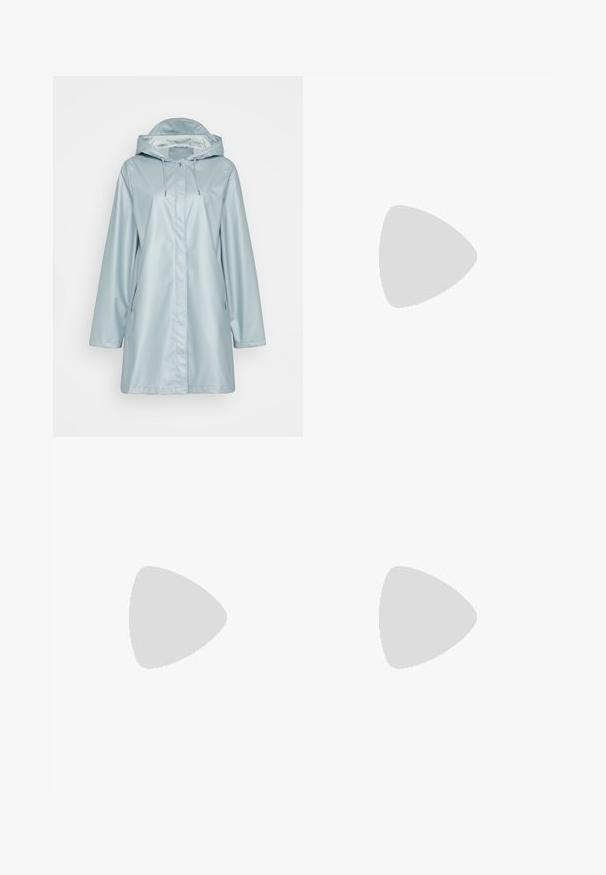 Chubasquero impermeable azul claro con capucha, que presenta un cierre frontal de botones, bolsillos laterales y una textura lisa y brillante.; Top de tirantes blanco sin mangas hecho de tela acanalada, con un escote redondeado y una silueta ajustada, con costuras mínimas y sin adornos.; Jeans de pierna recta de talle alto en azul claro, con cierre de botones y bolsillos delanteros, exhibidos sobre un fondo blanco.; Zapatillas de deporte de ante y cuero negro con un swoosh lateral en crema y un talón en crema claro. Presenta cordones beige y una suela de goma marrón.