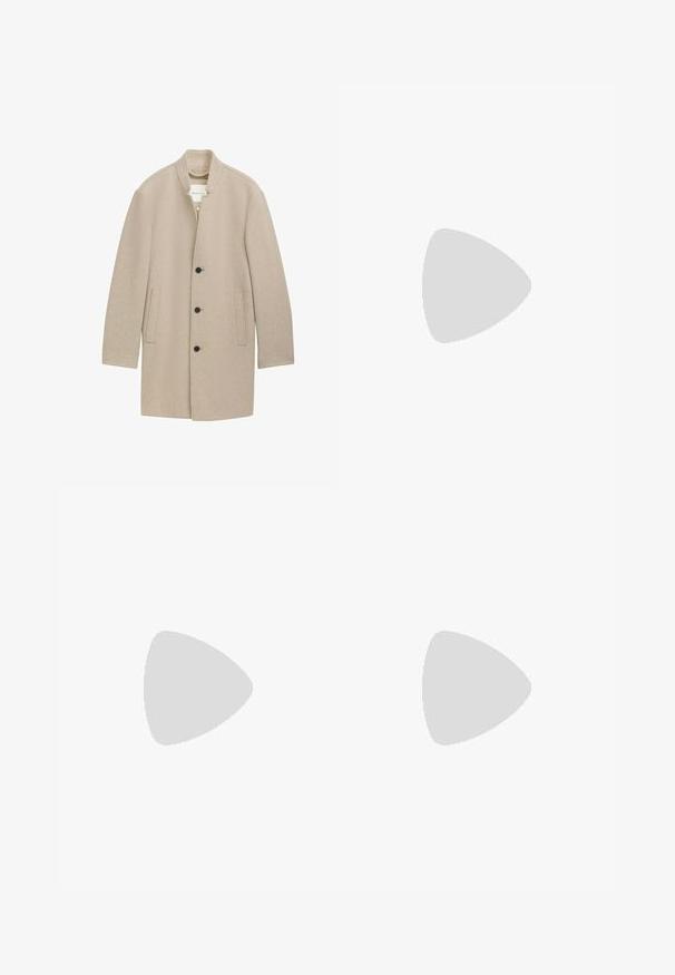 Beige Mantel mit Stehkragen, aus einem strukturierten Stoff, mit Knopfverschluss und zwei seitlichen Taschen, entworfen in einer geraden Silhouette.; Schwarzes T-Shirt mit kurzen Ärmeln aus weichem Stoff, mit einem blauen rechteckigen Patch mit dem Text "DENIM TOM TAILOR" auf der linken Brust.; Schwarze Baumwollhose im Slim-Fit-Stil mit zwei seitlichen Taschen und einem vorderen Knopfverschluss. Strukturierter Stoff mit subtilen Details.; Schwarze Leder-Dressschuhe mit glatter Oberfläche, spitzem Zehenbereich und sechslöcheriger Schnürung, ausgestattet mit niedrigem Absatz und subtilen Steppnähten.