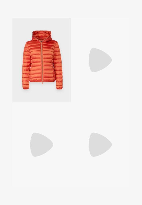 Save the duck ALEXIS - Veste mi-saison - maple orange; T-shirt en coton noir avec un col rond, des manches courtes et un logo brodé sur la poitrine. Coupe simple et décontractée sans motifs.; Pantalon en jean blanc avec une coupe droite, fermeture par bouton et deux poches avant. Pas de motifs ni de décorations visibles. Texture lisse.; Baskets blanches avec une accent en daim beige, fermeture à lacets plates et semelle en caoutchouc, associées à un jean droit beige clair.