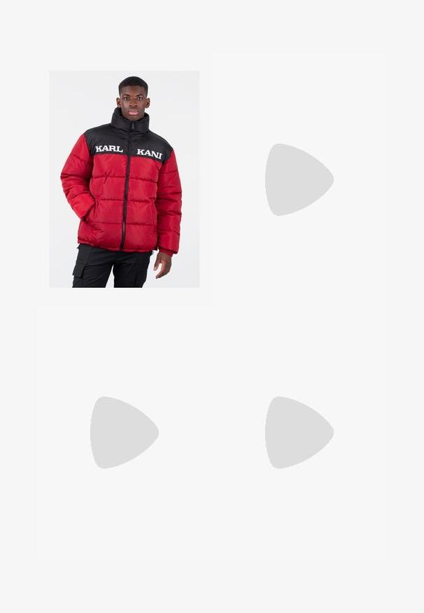 Rød puffjakke med en sort øverste sektion, der har en høj krave og hvidt mærkning "KARL KANI" på brystet. Lynlås foran, quiltet tekstur.; Grå bomuldsblanding t-shirt med sort Nike-logo; har en lille Nike-label på sidekanten; enkelt design, korte ærmer.; Beige cargo bukser i et letvægts bomuldsstof. Har elastiske manchetter, flere sidelommer og en knaplukning.; Hvide lædersneakers med perforeringer, rund tå, flad sål og tykke snørebånd, med et synligt swoosh-logo og "AIR" på hælen.
