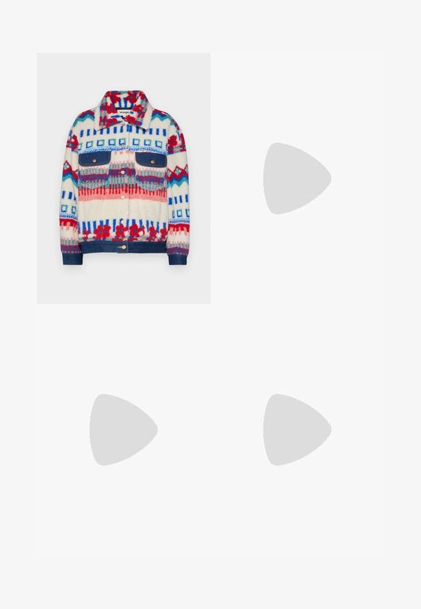 Chaqueta de forro polar con patrones geométricos coloridos en rojo, azul y crema, que presenta dos bolsillos de mezclilla azul y un cierre de botón.; Top de tirantes blanco con textura acanalada, cuello redondo y diseño sin mangas, con un dobladillo recto y una textura suave y elástica.; Jeans de mezclilla de pierna ancha en azul claro, con una cintura de altura media, cinco bolsillos y un cierre de botón con un acabado metálico delgado.; Zapatillas de ante negro con cordones blancos, que presentan una destacada franja lateral blanca y suela de goma negra, mostrando detalles de costura en contraste.