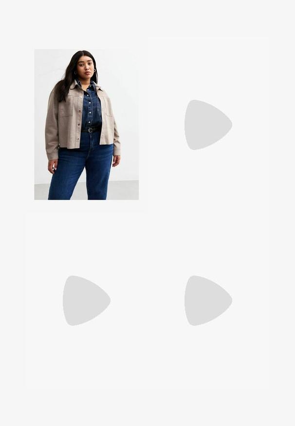 Veste en daim grise avec des boutons pression, deux poches avant, portée sur une chemise en denim foncé, associée à un jean bleu taille haute et une ceinture noire.; Débardeur beige clair avec bretelles ajustables, détails en dentelle et ourlet volanté, fabriqué en tissu texturé, présentant un corsage ajusté.; Bottines en cuir noir avec un bout pointu, un haut courbé et une fermeture éclair sur le côté. Elles présentent un talon épais et de subtils détails de coutures.; VENEZIA Sac à main - bronze
