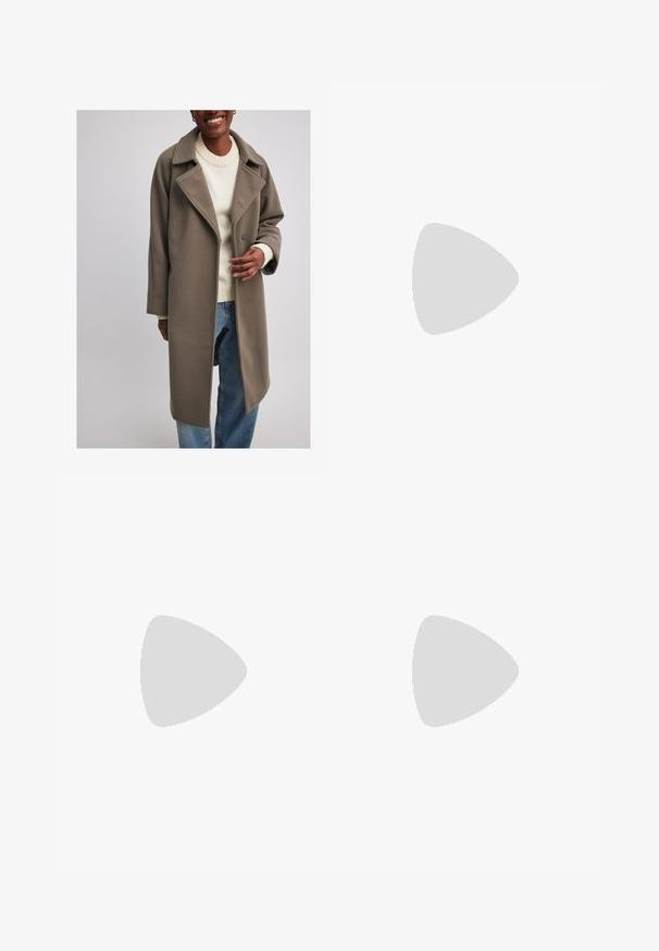 Cappotto in misto lana grigio con colletto a ribalta, chiusura a bottone singolo e tasche laterali, indossato sopra un maglione a maglia color crema e jeans blu.; T-shirt nera in cotone con maniche corte, caratterizzata da una piccola grafica di una farfalla rosa sul lato sinistro del petto. Design a girocollo con una vestibilità rilassata.; Pantaloni neri a gamba larga con cintura arricciata, dotati di due tasche laterali e un tessuto liscio e leggero. Nessun motivo visibile o parti metalliche.; Sandali con tacco in vernice nera, con punta squadrata, cinturini alla caviglia e fibbie in argento. Presentano un tacco a blocco spesso per maggiore stabilità.