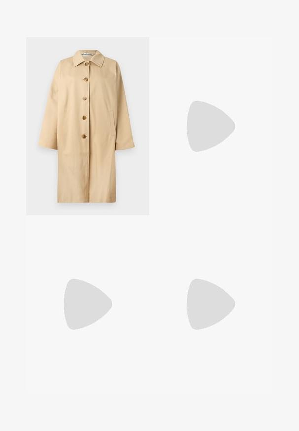 Cappotto trench in cotone beige con taglio dritto, ampio colletto, quattro bottoni marroni e tasche laterali. Texture liscia e design minimalista.; T-shirt bianco a maniche corte realizzato in cotone. Presenta un collo tondo e una vestibilità rilassata. Texture liscia senza motivi o dettagli visibili.; Pantaloni bianchi a gamba larga realizzati in un tessuto morbido. Presentano un elastico in vita con cordino e una consistenza liscia. Senza motivi visibili o accessori.; Scarpa piatta bianca con design in rete, punta affilata e suola bassa e piatta. Parte superiore testurizzata con fodera liscia e delicate rifiniture a contrasto.; Borsa bianca con motivo a stampa coccodrillo, dotata di due manici, forma rettangolare e chiusura a zip. Esibita su uno sfondo chiaro.