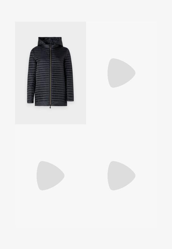 Veste rembourrée noire avec capuche, dotée d'une fermeture éclair complète, texture matelassée et design épuré. Matériau léger et résistant à l'eau.; T-shirt en coton blanc avec un col rond et des manches courtes, orné de strass argentés formant le mot "Boys" sur le devant.; Pantalons évasés noirs en tissu extensible avec une texture lisse, comportant des détails de couture sur le devant pour un aspect esthétique supplémentaire.; Baskets blanches à bout rond, semelles blanches texturées, avec un capuchon de talon pailleté noir et un personnage imprimé portant des lunettes de soleil.