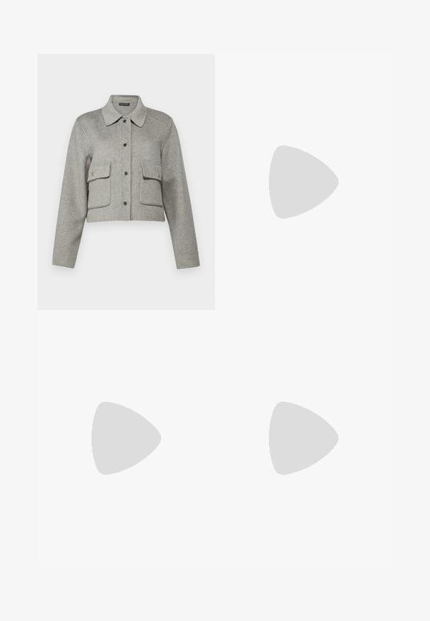 Repeat COAT - Vinterjakke - grey; Svart bomull T-skjorte med korte ermer, rund hals og liten hvit "Calvin Klein" logo på brystet. Glatt tekstur, klassisk passform.; Sorte skreddersydde bukser med rett silhuett, med en glatt tekstur og klare pressede bretter foran. Ingen synlig maskinvare.; Sorte lærblokkhæl sandal med en bred rem over tærne og en justerbar ankelrem, med et stilrent, minimalistisk design.