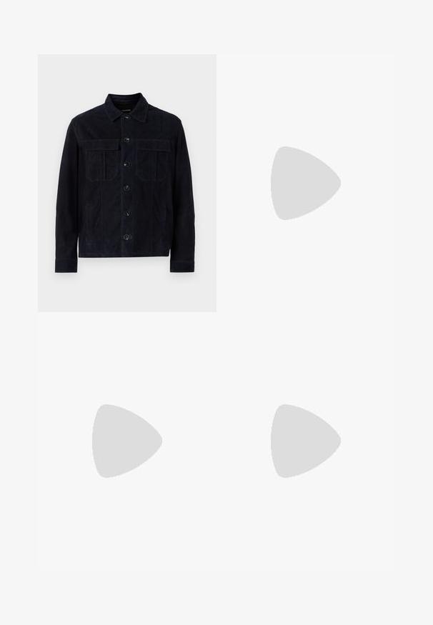 Veste en daim bleu marine avec un col classique, fermeture à boutons, deux poches poitrine et poches latérales ; texture lisse avec un minimum de détails.; T-shirt en coton noir avec un col rond, des manches courtes et un logo blanc imprimé sur la poitrine gauche. Design simple, couleur unie.; Han Kjøbenhavn CARGO TROUSERS - Pantalon cargo - dark brown; Mocassins en cuir noir avec une texture lisse, bout rond et une sangle décorative sur le dessus. Talon bas empilé, design minimaliste.