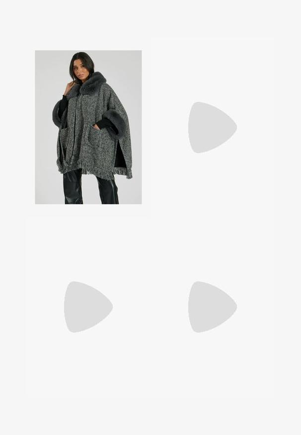 South Beach FAUX FUR PONCHO - Poncho - grey; Svart polotröja i mjukt tyg, med ribbade detaljer vid kragen och ärmarna, i en avslappnad passform och med sidofickor.; Bredda blå denimjeans med hög midja, med knappstängning, bältesögglor och subtila sömdetaljer längs fickorna och fållarna.; Svart läderankelboot med en slät yta, spetsig tå och en kraftig hög klack. Har en sidöppning och ett minimalistiskt design.