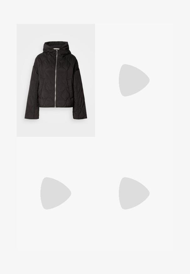 Veste matelassée noire avec capuche, dotée d'une fermeture éclair à l'avant et d'une texture duveteuse. Conçue avec une coupe ample et des poches latérales.; Sweatshirt noir avec un col rond, de longues manches raglan, des poignets élastiques et un ourlet ajusté. Fabriqué en tissu doux, au design minimaliste.; Pantalons en denim à jambes larges avec un lavage bleu foncé, dotés d'un ourlet contrastant bleu clair et d'un design classique à cinq poches.; Mocassins en cuir noir avec une finition lisse, ornés d'une bande décorative, à bout rond et avec une semelle texturée. Portés avec une longue jupe en cuir noir.