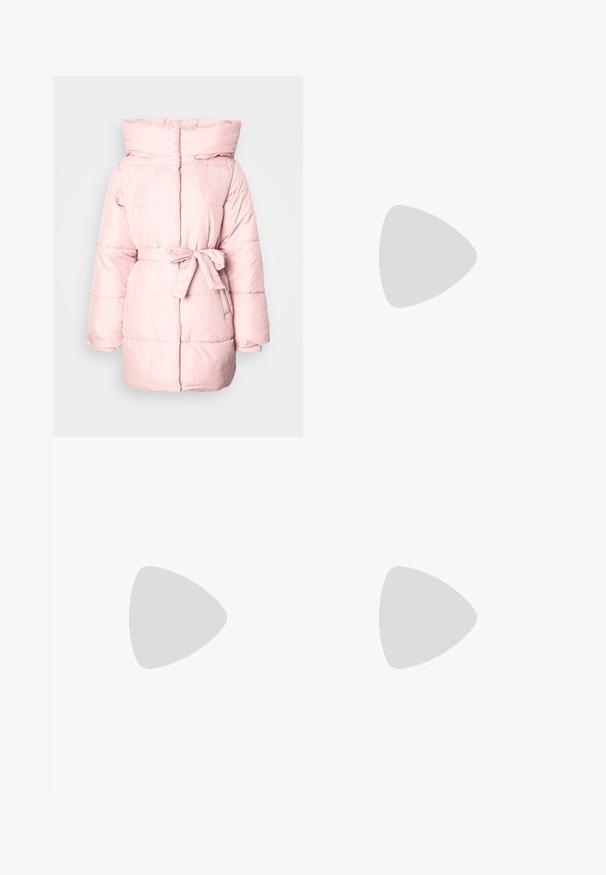 Abrigo acolchado en rosa claro, con cuello alto, mangas largas, cintura ceñida con cinturón y patrones de costura vertical. Textura suave.; Camiseta negra de algodón, con mangas cortas sobre una capa blanca de manga larga con un patrón texturizado sutil. Diseño de escote redondeado.; Pantalones de pierna ancha negros con una cintura con volantes, que cuentan con dos bolsillos laterales y una tela suave y ligera. Sin patrones visibles ni accesorios.; Zapato de tacón puntiagudo de cuero negro con tira en el tobillo y tacón ancho. Textura plana, diseño elegante y estética minimalista.