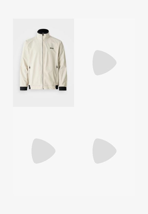 Helle, wasserabweisende Jacke mit hohem Kragen, Reißverschluss vorne, schwarzen Akzenten an den Bündchen und am Saum sowie subtiler Logo-Platzierung auf der Brust.; Weißes Baumwoll-T-Shirt mit kurzen Ärmeln, ausgestattet mit einem schwarzen "BOSS"-Logo, das mittig auf der Brust platziert ist, und einem runden Halsausschnitt.; Beige Baumwollhose mit geradem Bein, ausgestattet mit einem Knopfverschluss und Falten an der Vorderseite für zusätzliche Details.; Weiße Leder-Sneaker mit glatter Oberfläche, runden Zehen, weißen Schnürsenkeln und einem minimalistischen Design. Tragen mit hellbraunen, schmal geschnittenen Hosen.