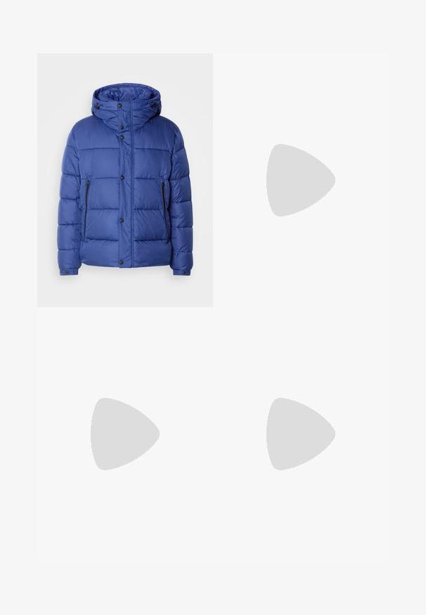 Blå puffjacka med hög krage, knappfront, två zipplåsfickor på sidan och huva med dragsko.; Svart kortärmad T-shirt i en mjuk bomullsblandning, med rundad halsringning och en minimalistisk design utan mönster eller detaljer.; Svarta denimbyxor med rak passform, med en standard midja, fem fickor och knäppning med knapp. Slät yta genomgående.; Svart låg skor i läder med svarta snören och off-white sula, visas i sidoprofil på vit bakgrund.