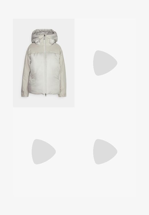 Hellgraue Daunenjacke mit Kapuze, die eine glatte, glänzende Textur aufweist, einen Frontreißverschluss hat und ein kontrastierendes mattes Panel über der Brust.; Kurzärmliges weißes Sportshirt mit Rundhalsausschnitt, das ein Logo auf der Brust und eine glatte, leichte Stofftextur aufweist.; Schwarze Outdoor-Hosen mit einem Gürtel, die ein elegantes Design, zwei Fronttaschen und ein Logopatch am Oberschenkel aufweisen. Hergestellt aus strapazierfähigem, wetterfestem Material.; Schwarze Wanderschuhe mit einem strukturierten Obermaterial aus Stoff, Schnürsystem und robuster Gummisohle. Akzentuiert mit reflektierenden Details und Logos.